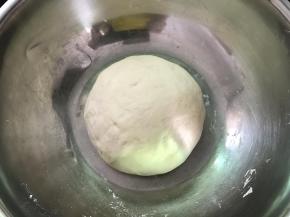 把面团材料混均后揉成光滑的面团。