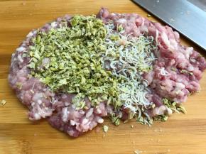 在面团发酵的时候准备肉馅。把肉剁成沫后加入笋尖和蜒鱼干。