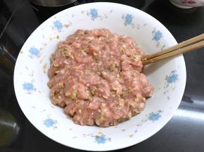 放入调料加少许水往一个方向打匀再慢慢地加入水直到打到有粘性。