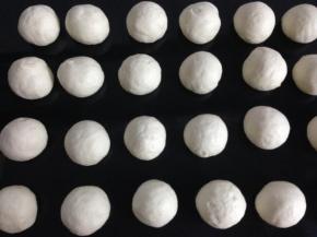 发酵好面团分成20克一个的剂子。