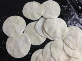 把分好的小剂子擀成圆面片