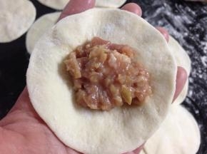 放入肉馅。