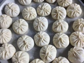 平底锅放入少许油，等油热的时候把包好的生煎码入，排满后稍煎一下，放入适量水后盖上盖子大火煎制。