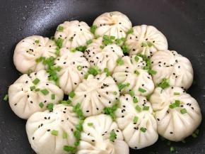 水收干后，等底呈金黄色，撒入黑芝麻和香葱。再焖一会即可出锅了。