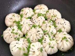 水收干后，等底呈金黄色，撒入黑芝麻和香葱。再焖一会即可出锅了。