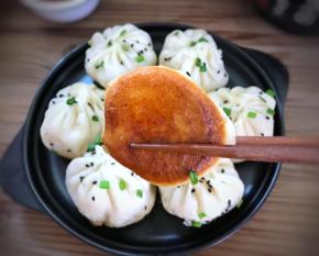 满口留香皮酥里软，香而不腻的生煎包子就可以吃上了。