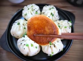 满口留香皮酥里软，香而不腻的生煎包子就可以吃上了。