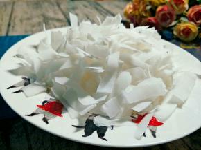 椰蓉也可以自己做。需要一只老椰子(就是棕色的硬壳子那种)，钻孔流汁，敲壳后用勺子辅助取肉，洗干净。用削皮器把椰子肉削成片。