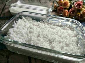 1.用任何可以打碎的机器，把椰子片加适量椰汁或清水打成蓉。
2.用纱布包起湿椰蓉，拧干，过滤的液体可以作为椰浆使用。