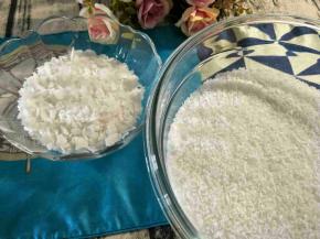 入锅把拧干还湿的椰蓉炒干，可以烤箱烤，不过建议锅子炒，更容易掌握火候。炒干后，可以过一下粗筛。就得到椰蓉啦