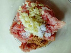 猪肉洗干净后剁成肉末，(搅拌机也可以) 肉末放在容器里，加入切碎的葱姜蒜，盐，糖，十三香，(也可以根据个人口味调味。)