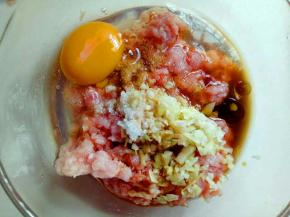 肉馅里加入一个草鸡蛋，料酒，生抽，搅拌均匀，顺时针搅拌。