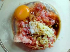 肉馅里加入一个草鸡蛋，料酒，生抽，搅拌均匀，顺时针搅拌。