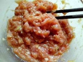 做好的肉馅放边上备用。