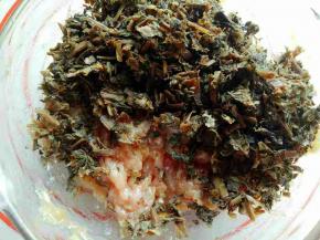 泡好的梅干菜洗干净后切碎，加入肉馅中，搅拌均匀。