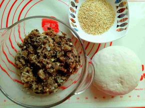 食材准备好了，面粉加入适量水揉成面团，松弛15分钟。