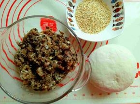 食材准备好了，面粉加入适量水揉成面团，松弛15分钟。