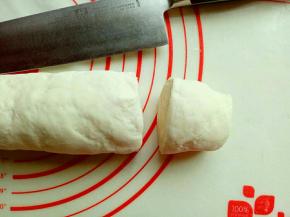 面团揉长，切出小面团，我的每个约45g。(可以根据自己喜欢)