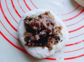 取一小块面团，加入馅料，普通包子的手法，包起来，收口朝下。