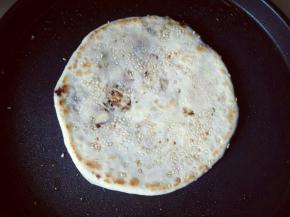 电饼铛刷上少量油，放入一张饼，开启烙饼模式，3分钟后自动鸣笛断电，全部依次做完。(用不粘平底锅也可以)