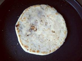 电饼铛刷上少量油，放入一张饼，开启烙饼模式，3分钟后自动鸣笛断电，全部依次做完。(用不粘平底锅也可以)