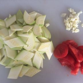 西葫芦切薄片、蒜切末，西红柿切小块。