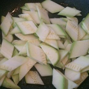 放入西葫芦翻炒。