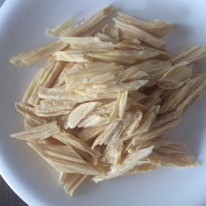 腐竹提前泡发，切小段。