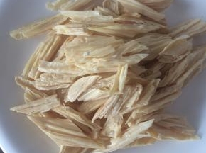 腐竹提前泡发，切小段。