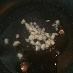 锅内倒入适量食用油，煸香蒜末。