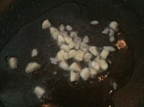 锅内倒入适量食用油，煸香蒜末。