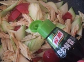 加入少许热炒鲜露。