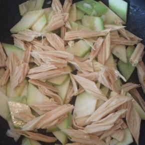 放入腐竹翻炒。