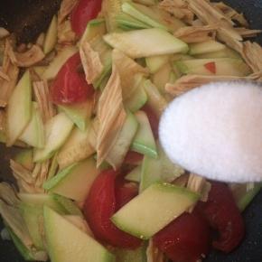 出锅前撒少许盐调味。