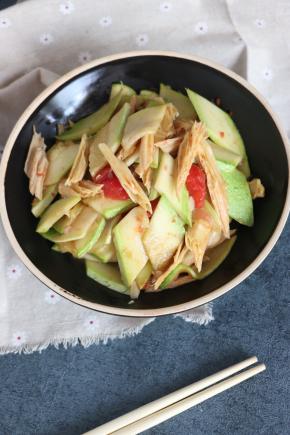 一份简单好吃的家常小炒就做好了。