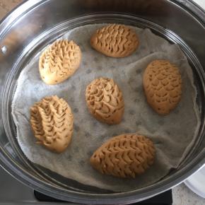 放入蒸笼屉，冷水上锅，盖上锅盖，大概再发酵10分钟，开大火