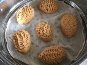 放入蒸笼屉，冷水上锅，盖上锅盖，大概再发酵10分钟，开大火