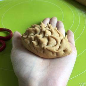 用牙签戳出小刺猬的眼睛