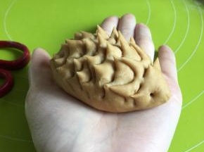 用牙签戳出小刺猬的眼睛