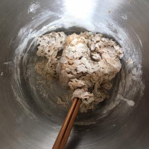 一边倒入红糖水一边用筷子搅拌，搅拌成棉絮状