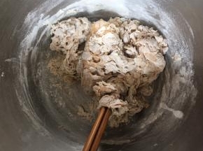 一边倒入红糖水一边用筷子搅拌，搅拌成棉絮状