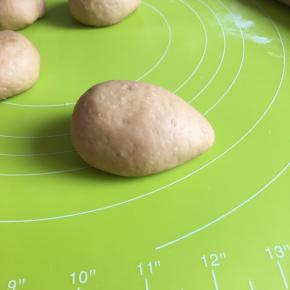 醒发好的面团，滚成椭圆型，一头稍尖，作为刺猬的头部