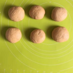 把面团分为大小相同的6份小面团，盖上保鲜膜醒发10分钟