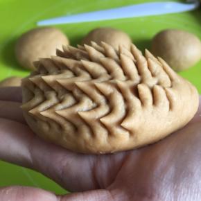 用食物剪子剪出小刺猬身上的刺