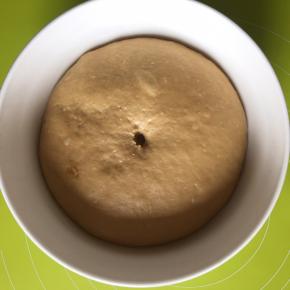 盖上干净湿毛巾进行第一次发酵，发酵1小时，面团为原来的2-2.5倍大小，用手指蘸一点面粉戳一小孔，面团不会回缩即是发酵好了