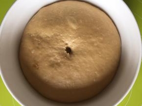 盖上干净湿毛巾进行第一次发酵，发酵1小时，面团为原来的2-2.5倍大小，用手指蘸一点面粉戳一小孔，面团不会回缩即是发酵好了