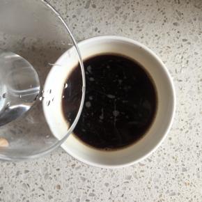 红糖切碎，用温水化开，搅拌均匀