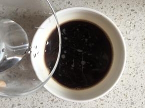 红糖切碎，用温水化开，搅拌均匀