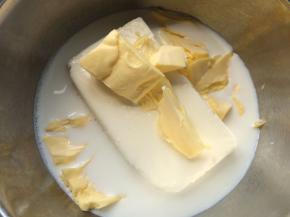 准备好所有材料，准备一个干净的盆，放入250克奶油芝士，50克黄油，倒入145ml的牛奶。
