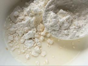 55ml牛奶倒入碗中，加入15克低筋面粉，15克玉米淀粉。